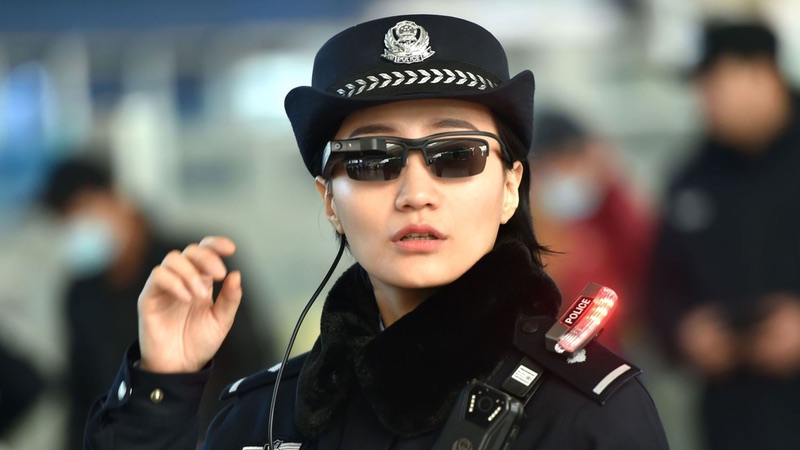 La policía china amplía el programa de gafas de reconocimiento facial