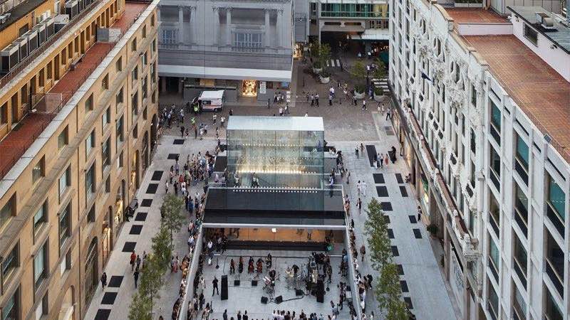 Piazza Liberty incluye una plaza pública donde los visitantes de la tienda se reunieron antes de su presentación, y Apple planea organizar hoy en las sesiones de Apple y actuaciones durante todo el fin de semana en la nueva ubicación. El artista milanés LIM estuvo presente para actuar durante el lanzamiento de la tienda. 