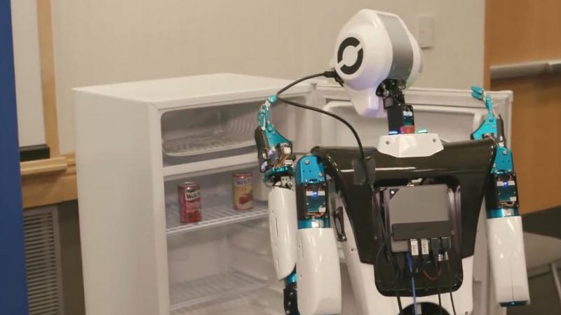 Receptionist Assistant Robot, programado para traerte una cerveza de la nevera