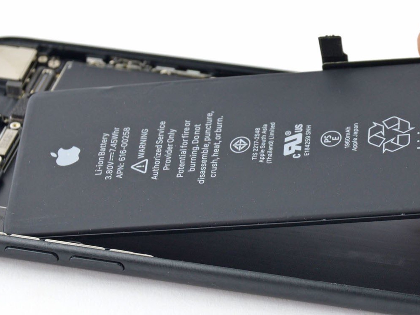 Apple reparará los iPhone aunque incluyan baterías de terceros