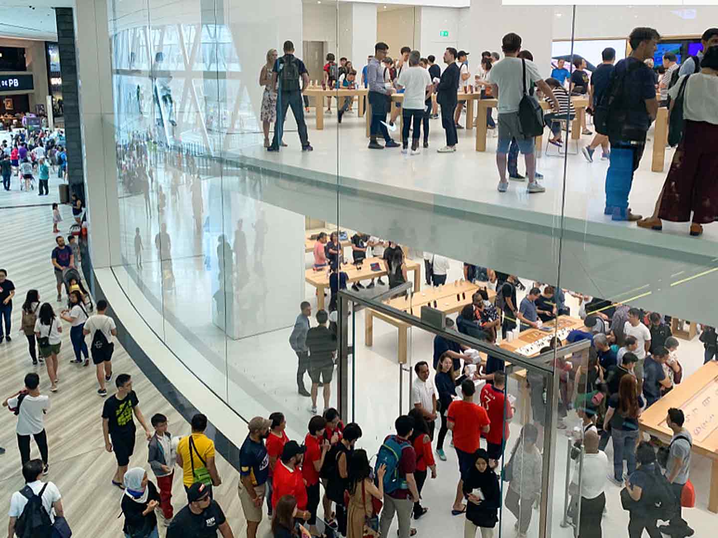 Así disfrutaron las personas de la nueva apertura de la tienda Apple en el aeropuerto de Singapur