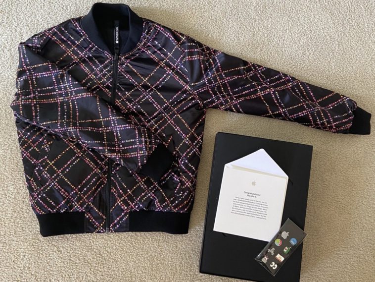 Así son los pines y la chaqueta que Apple ha regalado a los ganadores del Swift Student Challenge