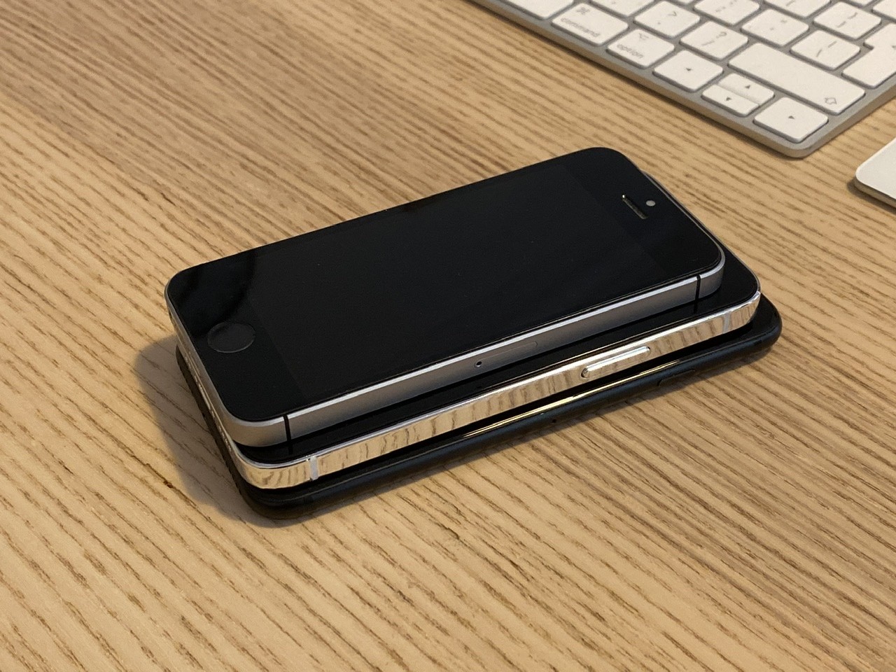 Maquetas del iPhone 12 sobre un iPhone SE 2016 y un iPhone 7