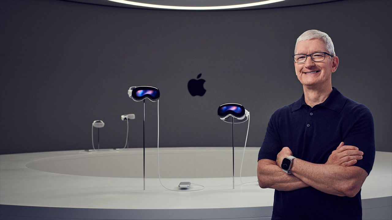 Tim Cook con las Apple Vision Pro expuestas