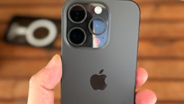 Foto de la parte trasera del iPhone 15 Pro en negro