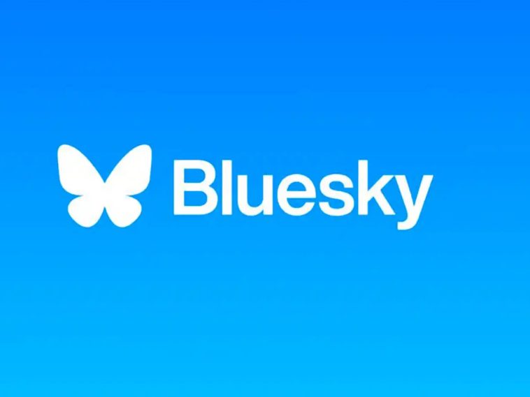 imagen donde se ve una mariposa blanca sobre un fondo azul cielo, que corresponde con el logo de Bluesky, red social que quiere competir con X