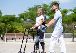 imagen donde se puede apreciar una persona de pie con un exoesqueleto puesto
