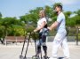 imagen donde se puede apreciar una persona de pie con un exoesqueleto puesto