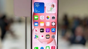 imagen donde se puede ver un iPhone 15 Pro, expuesto por Apple