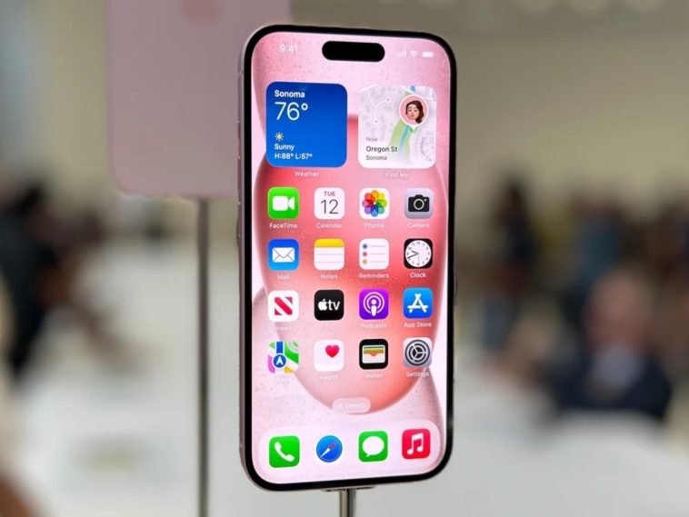 imagen donde se puede ver un iPhone 15 Pro, expuesto por Apple