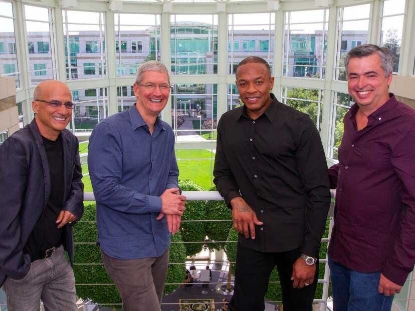 Fotografía donde se anuncia la compra de Beats por parte de Apple. Cuatro integrantes de izquierda a derecha: Jimmy Lovinne, Tim Cook, Dr. Dre y Eddy Cue