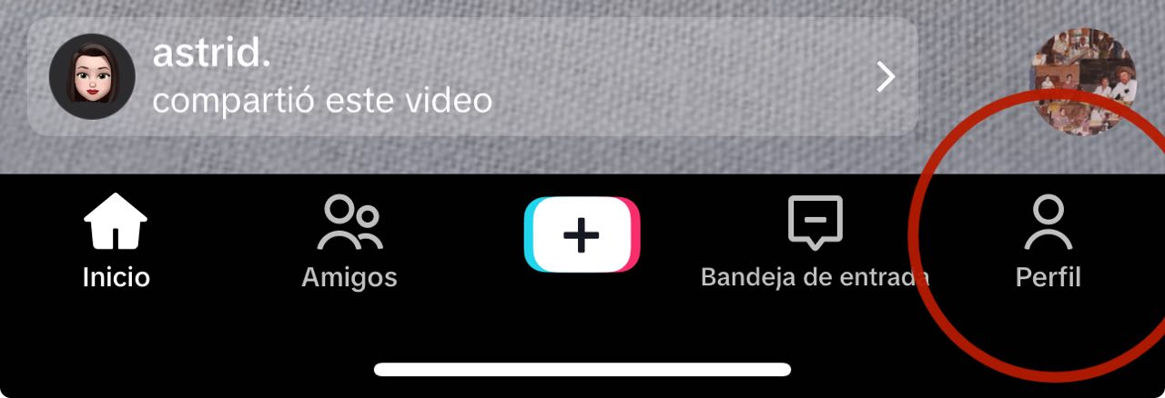 Barra inferior de la app. TikTok donde encontramos el botón de perfil del usuario