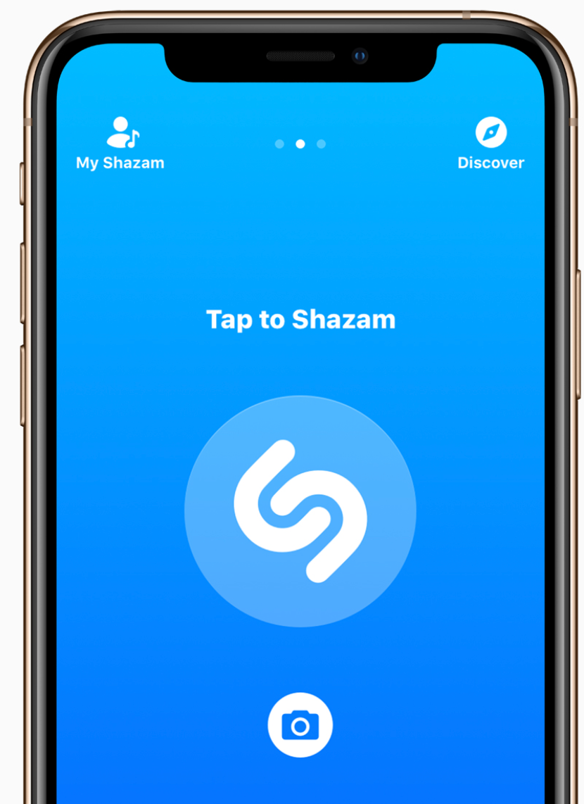 Imagen de un iPhone encendido con la pantalla en azul corporativo de la app Shazam.