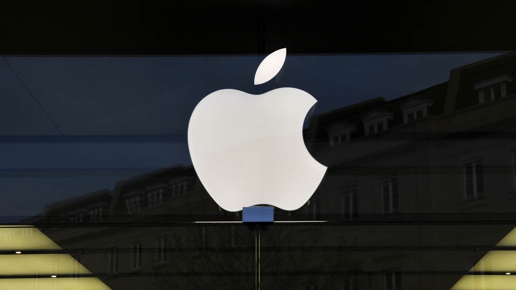 Logo de Apple en una Apple Store física. 