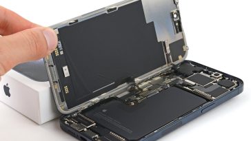 imagen donde se ve el desmontaje de IFIXIT del iPhone 15