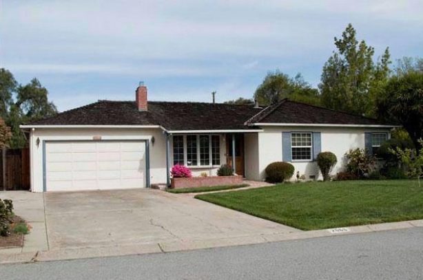 Se aprecia la entrada al garaje de la casa de Steve Jobs, donde se dice que Apple nace. 