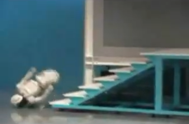 Robot Asimo cayendo por las escaleras