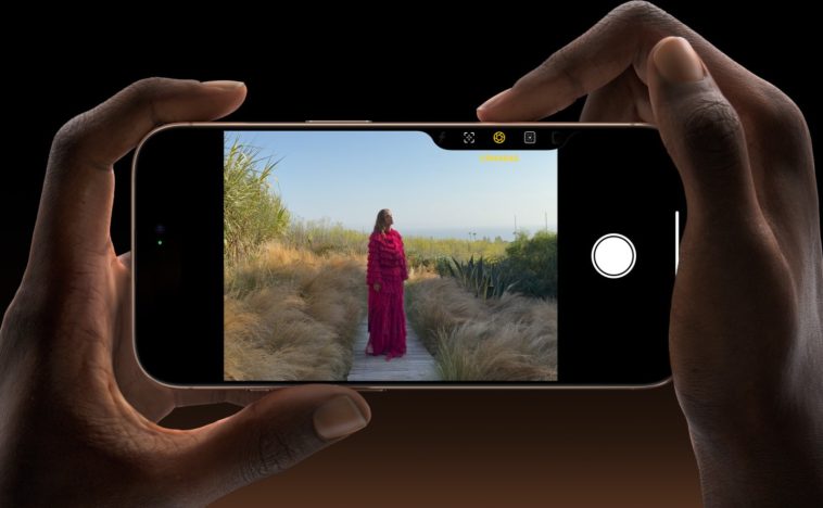 imagen donde se ve el iPhone 16 Pro en horizontal, sujeto a dos manos y presionando el nuevo botón de control de cámara