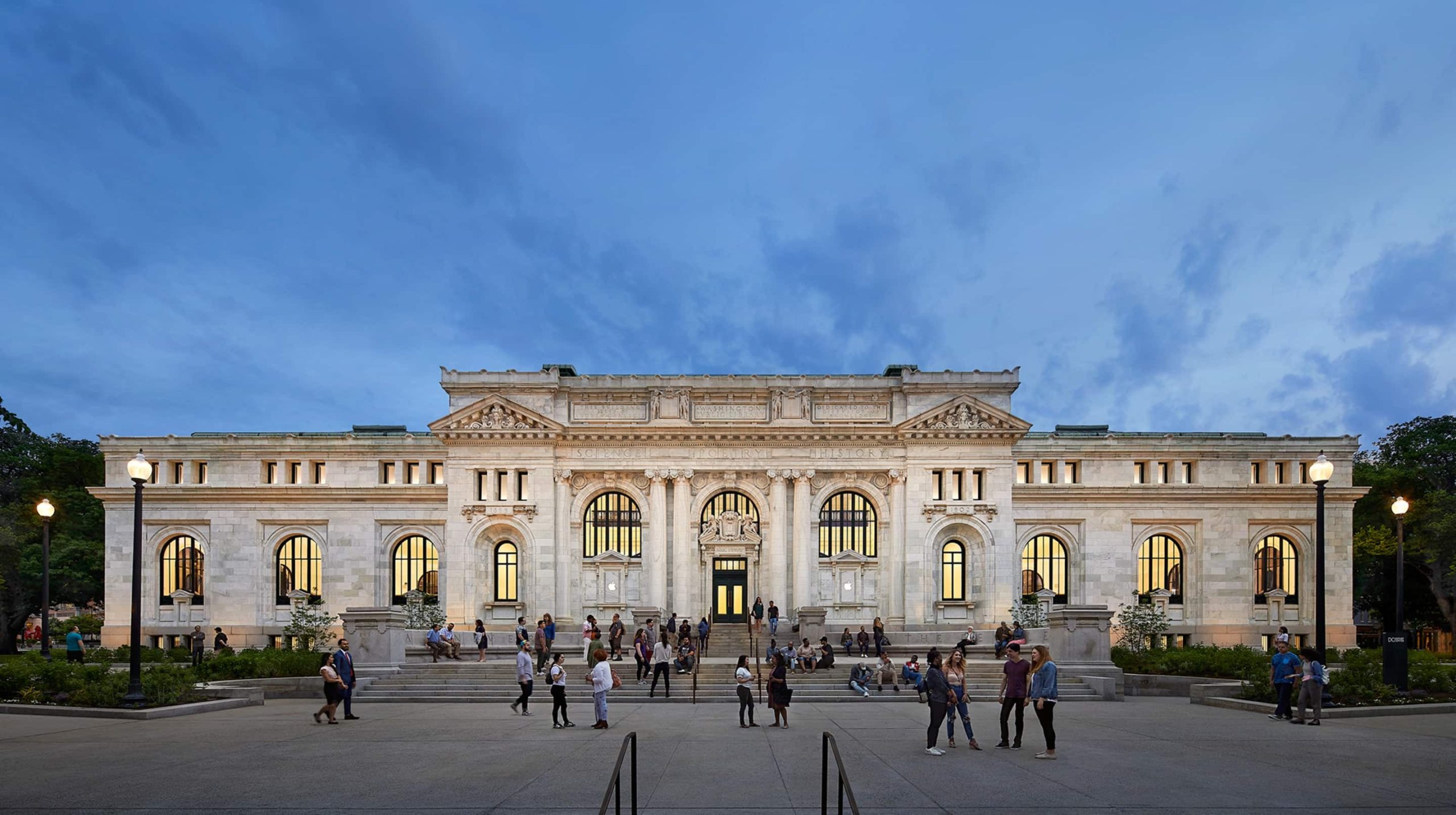 Fachada Apple Carnegie Library, tienda diseñada por el estudio Fosters + Partners.