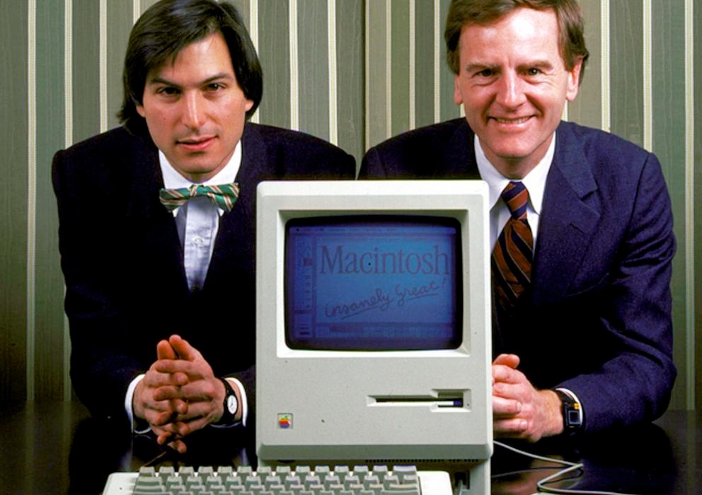 Steve Jobs, John Scully y el Macintosh en el centro. 