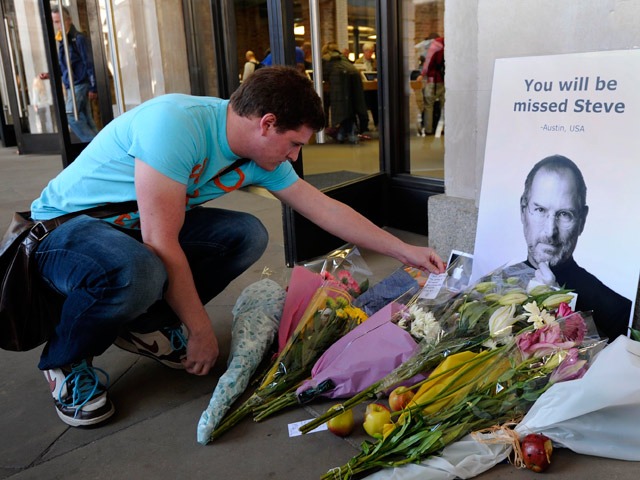 Personas honrando a Steve Jobs tras su muerte