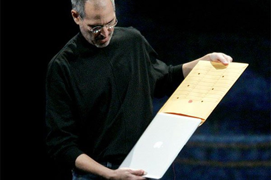 Steve Jobs saca el MacBook Air de un sobre. 