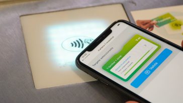 imagen donde se ve un iPhone utilizando la una tarjeta de transporte virtual