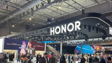 Imagen donde se ve el stand que montó Honor para el Mobile World Congress 2025