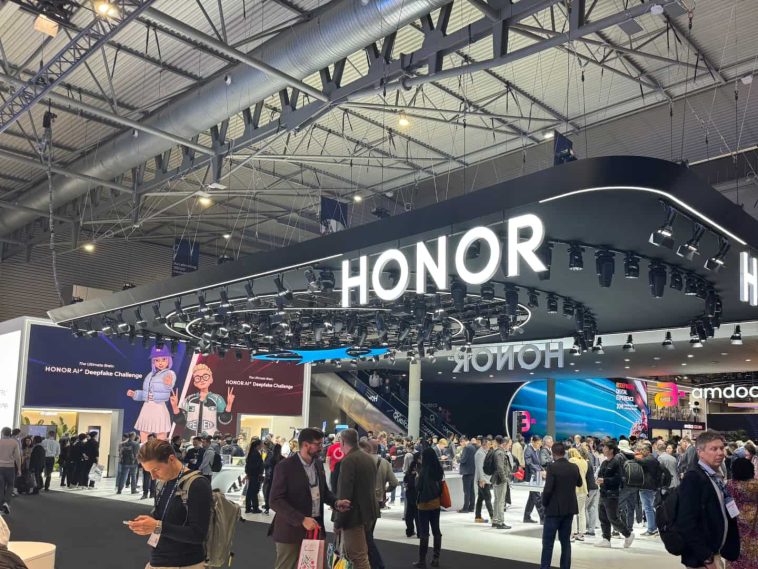 Imagen donde se ve el stand que montó Honor para el Mobile World Congress 2025