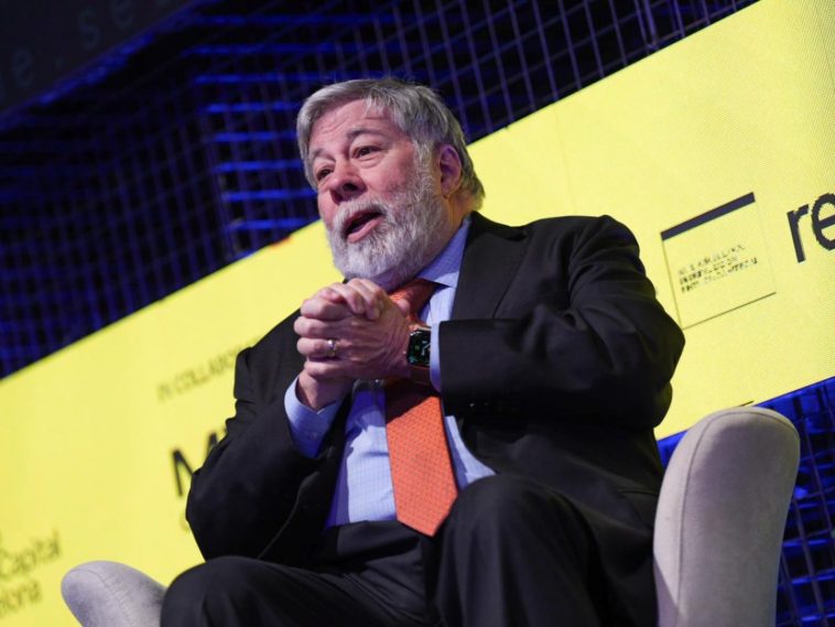 imagen donde se ve a Steve Wozniak, cofundador de Apple, en su charla en el Talent Arena en el marco de la MWC25