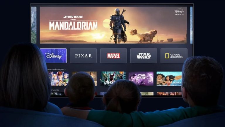 imaagen de la pantalla de un televisor con un Apple TV 4k y la app Dispney+ con The Mandolarian