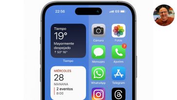imagen generada por IA donde se puede ver la homescreen del iPhone de fiebremática, en color azul, a dos columnas, una para widgets i la otra para apps