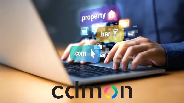 imagen propiedad de cdmon donde se ve un ordenador y una simulación de extensiones web saliendo al exterior como si de realidad aumentada se tratara