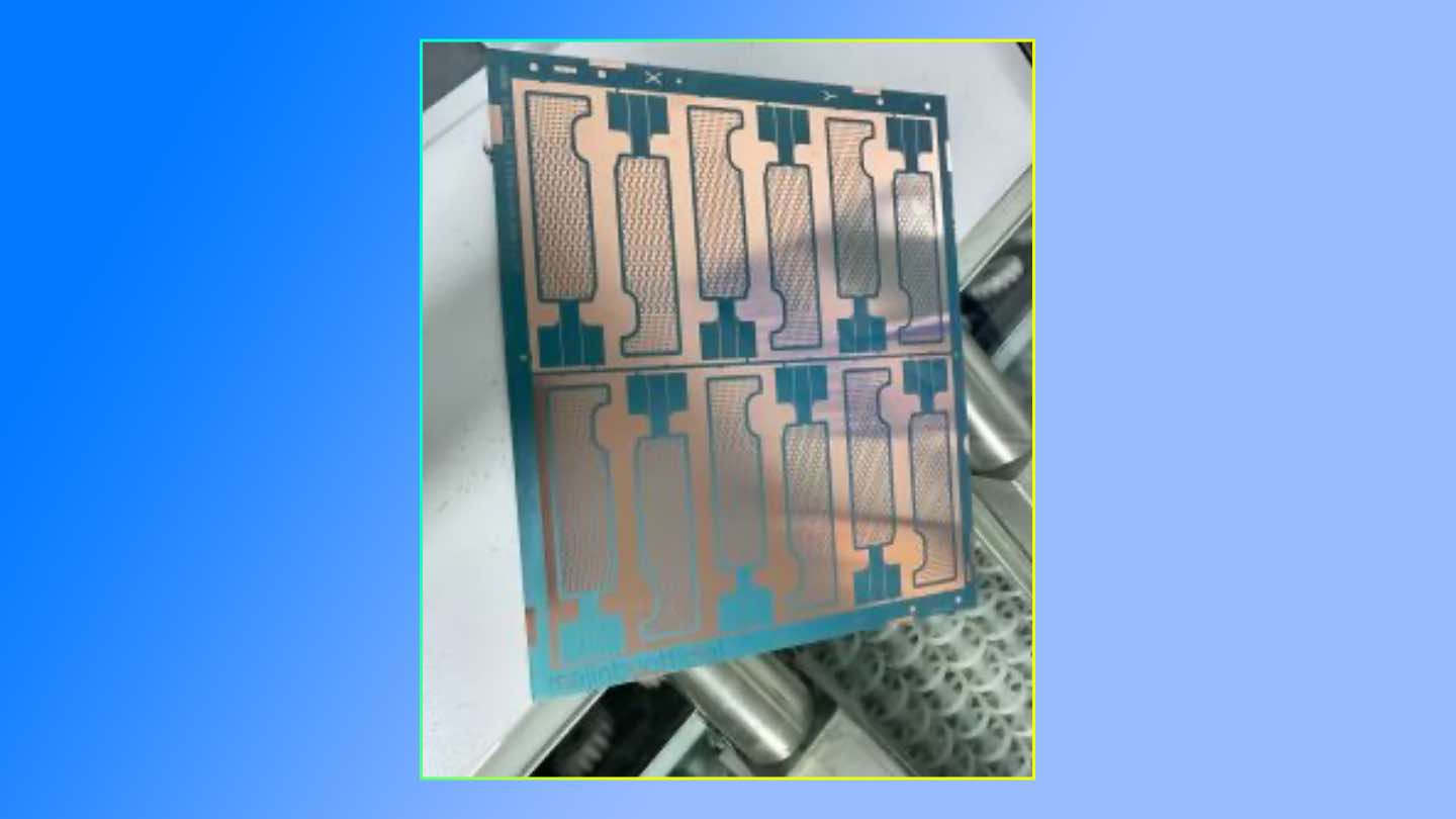 imagen donde se ve una supuesta placa de refrigeración, que sería la futura cámara de vapor de los iPhone 17 Pro, para evitar el sobrecalentamiento
