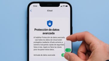 imagen generada por IA donde se ve un iPhone y una mano activando la opción de Protección de datos avanzada